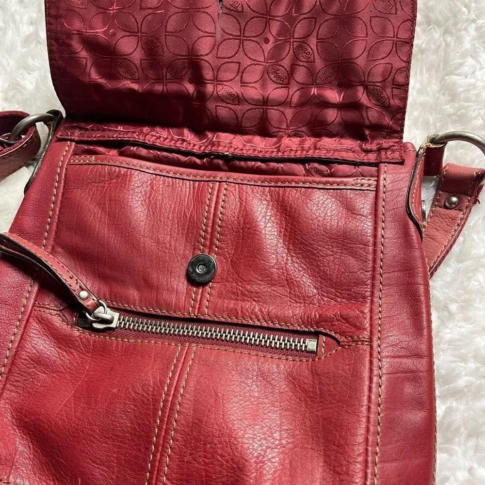 Fossil leather faded red crossbody bag with antique silver tone hardwares.